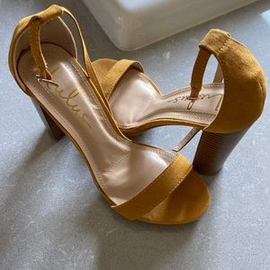 Never worn mustard yellow heels